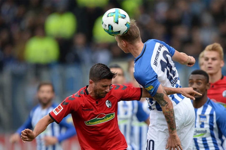Marco Terrazzino (l) von Freiburg und Ondrej Duda (r) von Berlin kämpfen um den Ball.