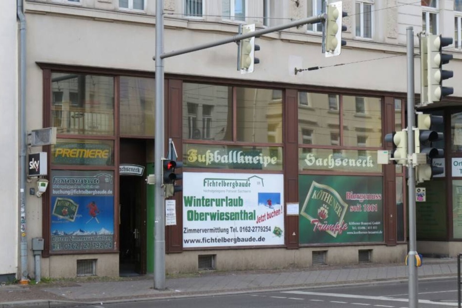 In der Fußballkneipe "Sachseneck" wurde einer 35-jährigen Frau ein Messer in den Bauch gerammt.