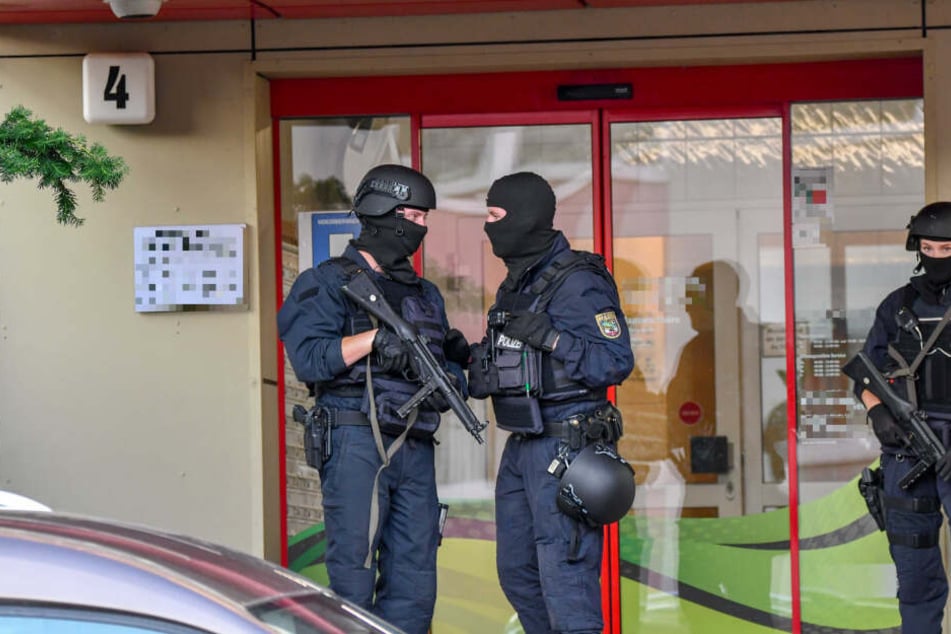 Bei einer Großrazzia am Freitag in Magdeburg hat die Polizei vier Verdächtige festgenommen.