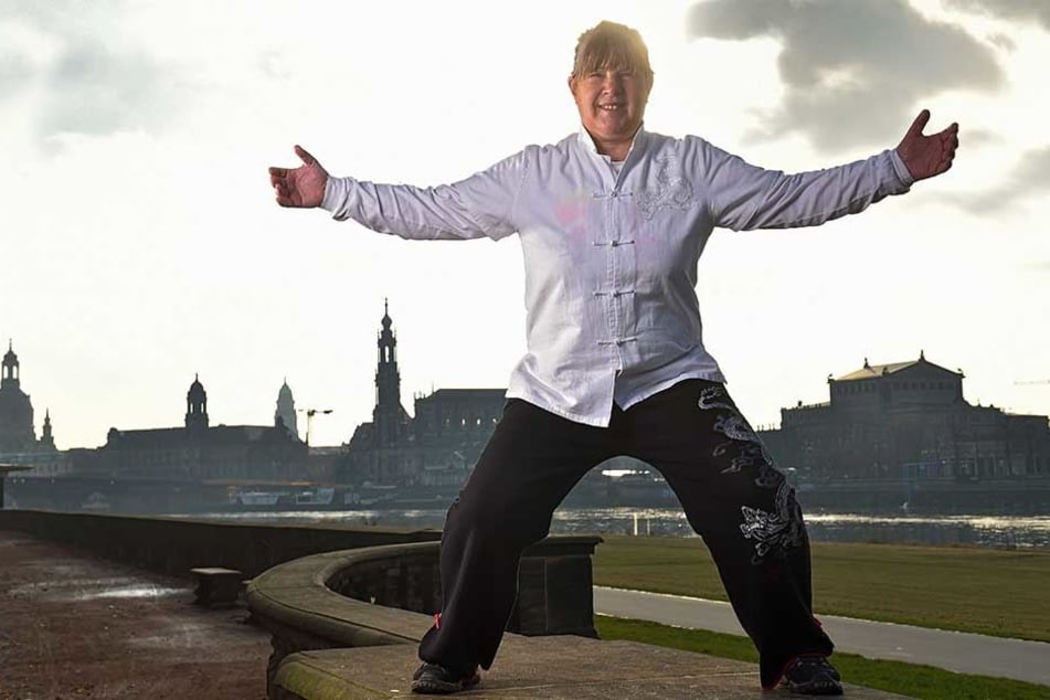Cornelia Fischer lernte Tai-Chi und Qigong in Arizona. Durch jahrelanges Training brachte sie es in dem chinesischen "Volkssport" zur Meisterschaft.