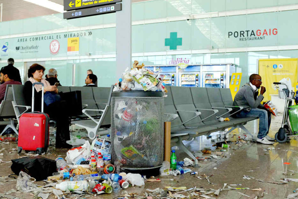 Wer derzeit in Barcelona landet oder von dort abfliegt, darf keine Angst vor Dreck haben.
