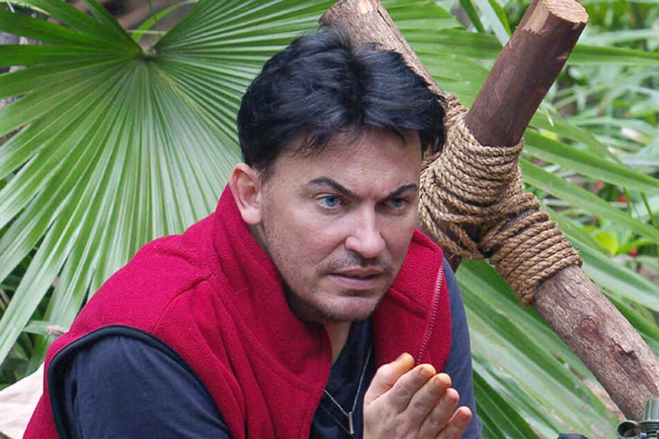 Matthias Mangiapane diskutiert am Lagerfeuer.