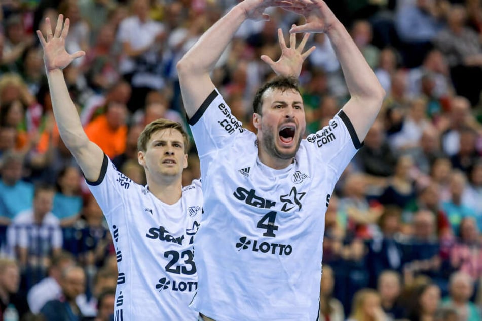 Kiels Rune Dahmke (links) und Domagoj Duvnjak feiern einen Treffer.