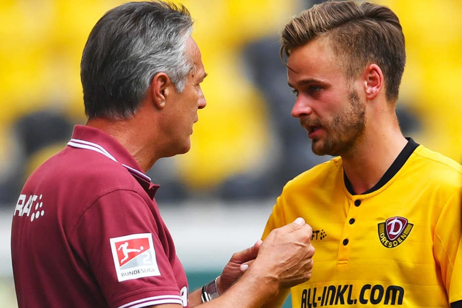 Für Trainer Uwe Neuhaus (l., hier im Gespräch mit Lucas Röser) war die Niederlage gegen Aston Villa kein Weltuntergang.