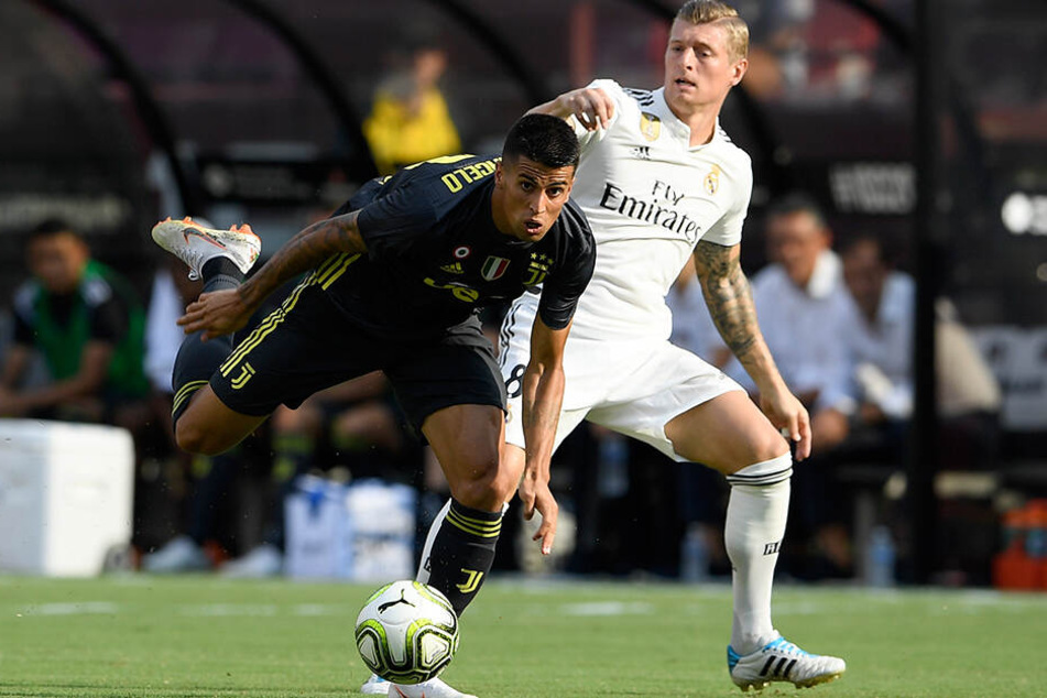 Joao Cancelo (li.) im Zweikampf mit Real Madrids Mittelfeldspieler Toni Kroos