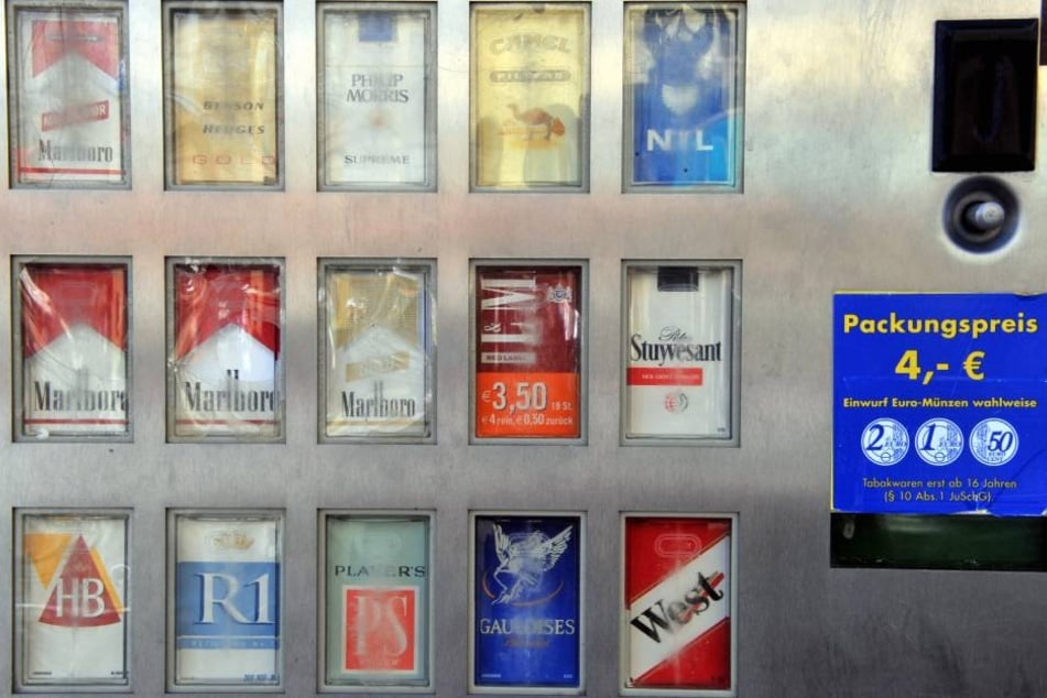 Diebe haben in Großmölsen einen Zigarettenautomat geklaut.