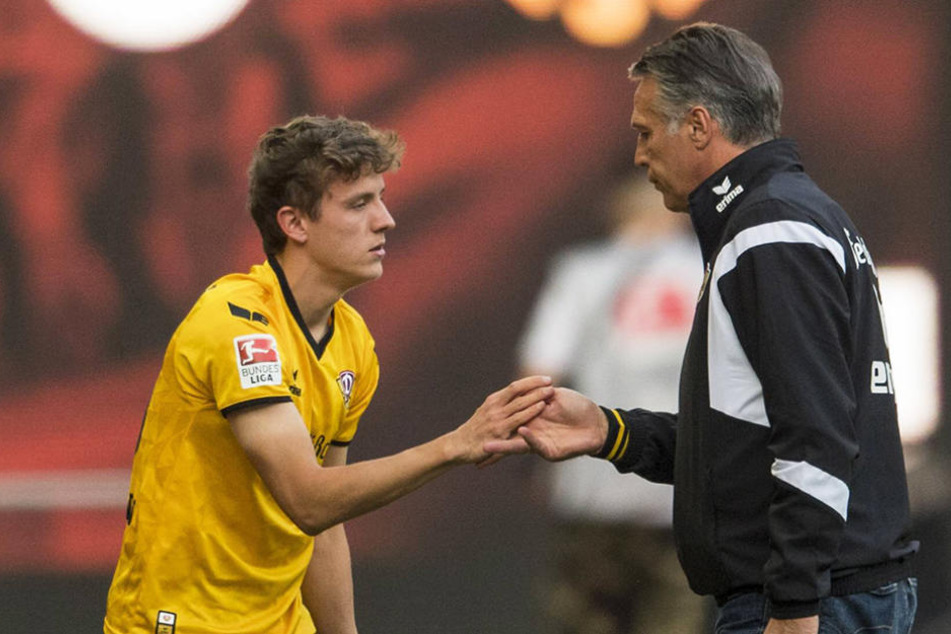 Uwe Neuhaus klatscht sich mit Niklas Hauptmann ab.