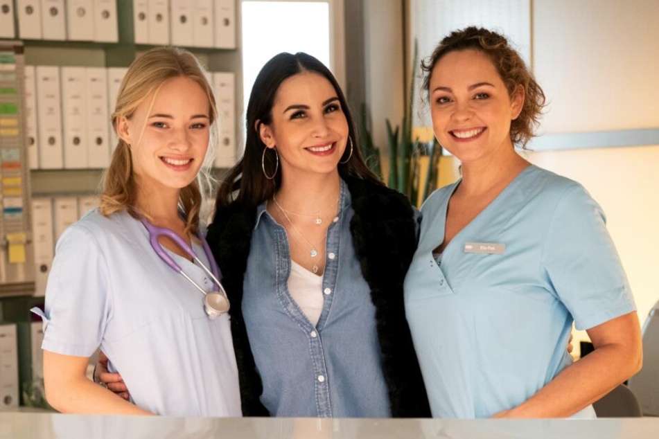 Valerie Huber (v.l.), Sila Sahin-Radlinger und Ines Quermann am Set der "Nachtschwestern".