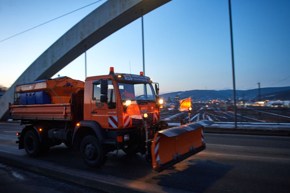 Ein Streufahrzeug schiebt am Dienstagmorgen Eis beiseite.