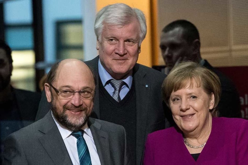 Horst Seehofer (Mi.) soll nach Berlin wechseln und im neuen Kabinett Innenminister werden.