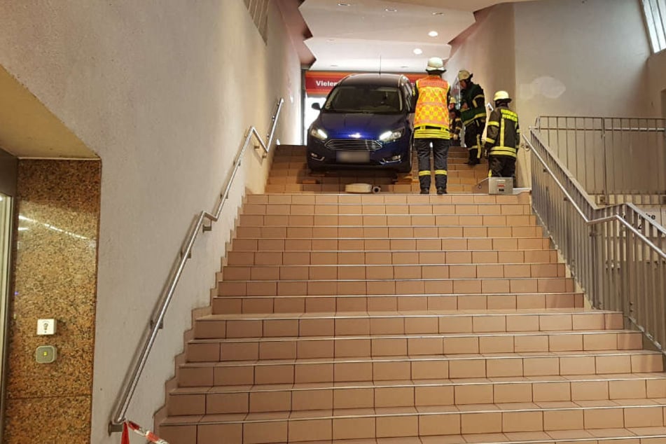 Die obersten Treppenstufen bremsten den Wagen ab.