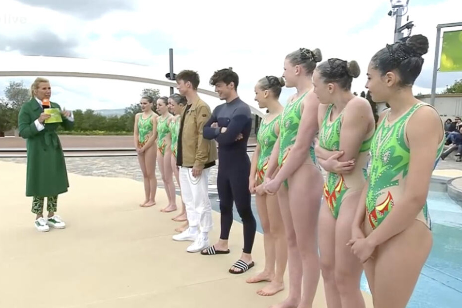 Heftig am Zittern: Während Roman Lochmann einen Neopren-Anzug bekommt, müssen die Synchronschwimmerinnen im Badeanzug ran.