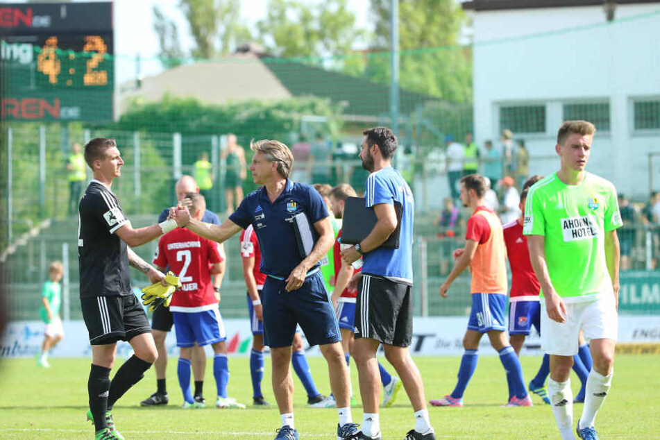 CFC-Keeper Kevin Kunz klatschte mit Horst Steffen ab und nahm den Trainer nachher in Schutz.
