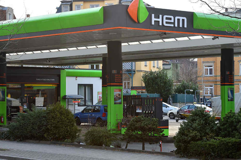 In Leipzig ist wohl aufgrund des Brandes der Erdölraffinerie in Leuna der Benzin-Notstand ausgebrochen.