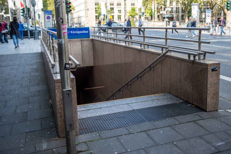 Auf den Treppen des U-Bahnhofs Steinstraße/Königsallee wurde der 23-Jährige niedergestochen.