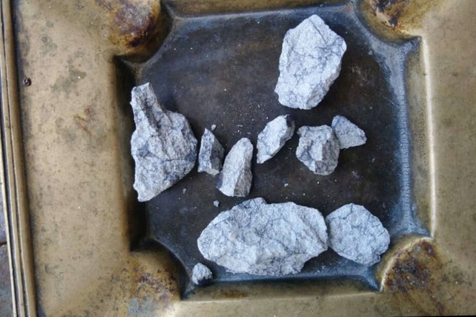 Diese Splitter stammen vom Meteoriten.