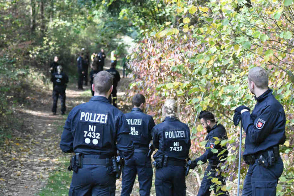 Woher stammen die Knochenfunde im Wald bei Lüneburg, die die Polizei im Oktober gemacht hat (Archivbild)?