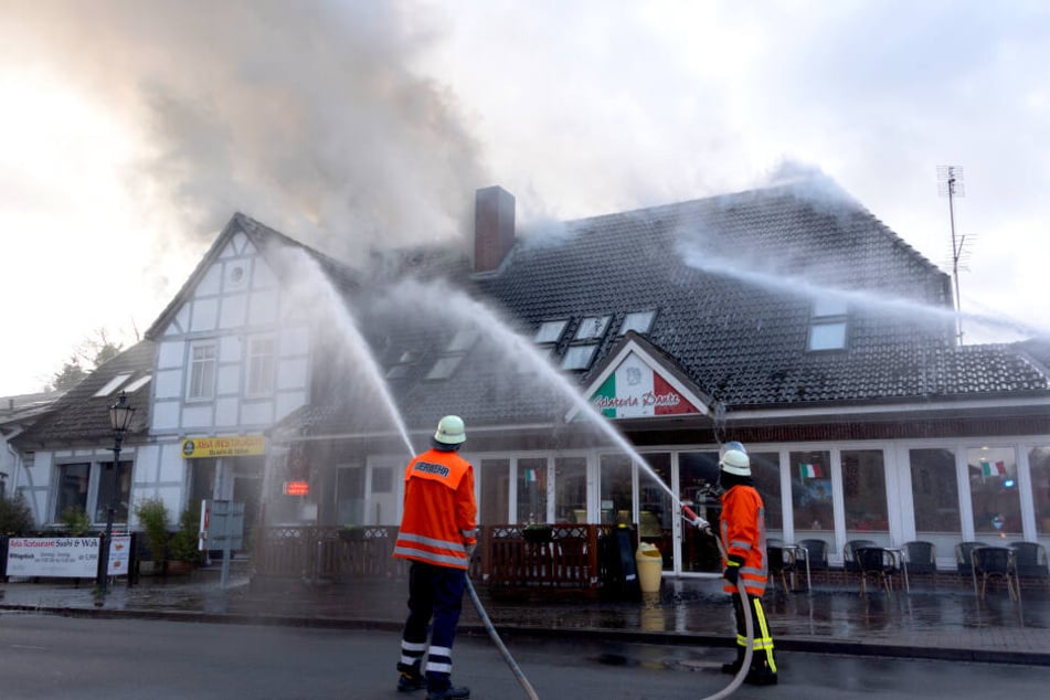 Rauchschwaden steigen über dem Fachwerkhaus in Sittensen auf.