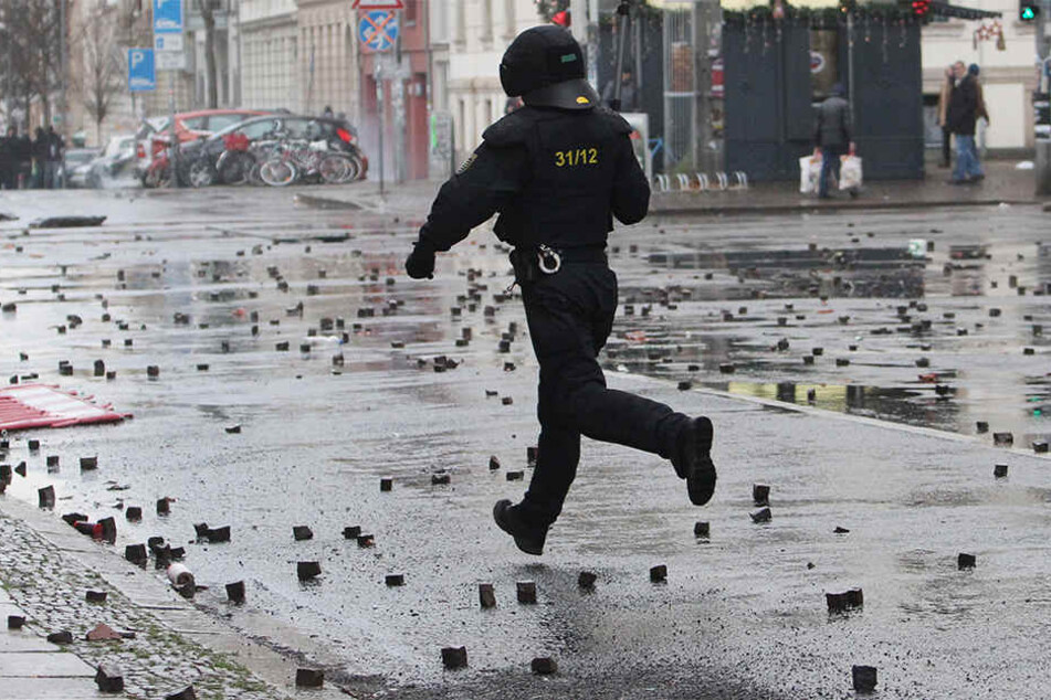 Der Antifa wird vorgeworfen, am 12.12.2016 mit Gewalt gegen Einsatzkräfte der Polizei vorgegangen zu sein.