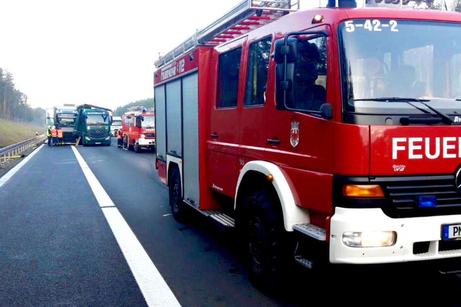 Ein Lkw ist auf der A10 in einen zweiten Laster gekracht.