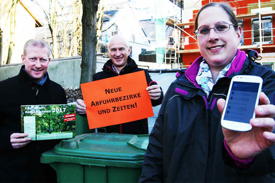 Bürgermeister Thomas Meyer (li.), Fachbereichsleiter Gerd Althoff und Meike Kornblum von der Stadt haben die neue App präsentiert.