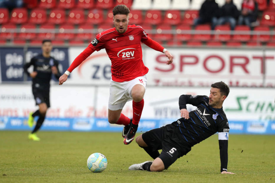 Jonas Nietfeld (FSV) im Zweikampf mit Branimir Bajic (Duisburg)