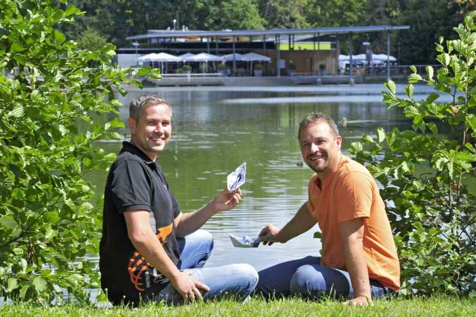 Thomas Röthe (39, Betriebsleiter) und André Gruhle (42) wollen am Teich an der Pelzmühle wieder zum Gondeln einladen.