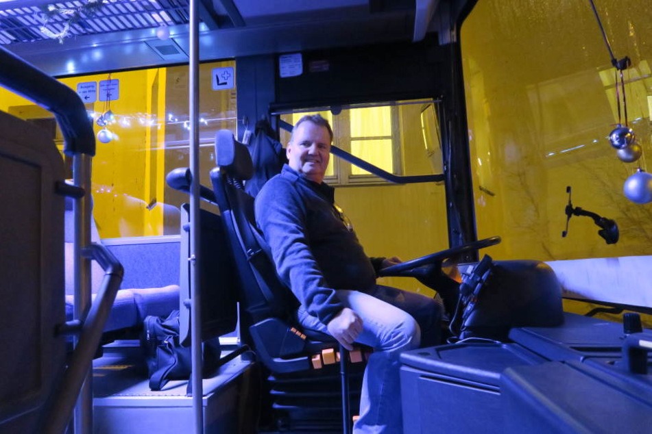 Busfahrer Holger Hoffmann lieferte den Bus für den Abend. "Ich hatte meine Chefin gefragt, ob wir den Bus stellen können und dann mit meinen Kollegen zusammengelegt."