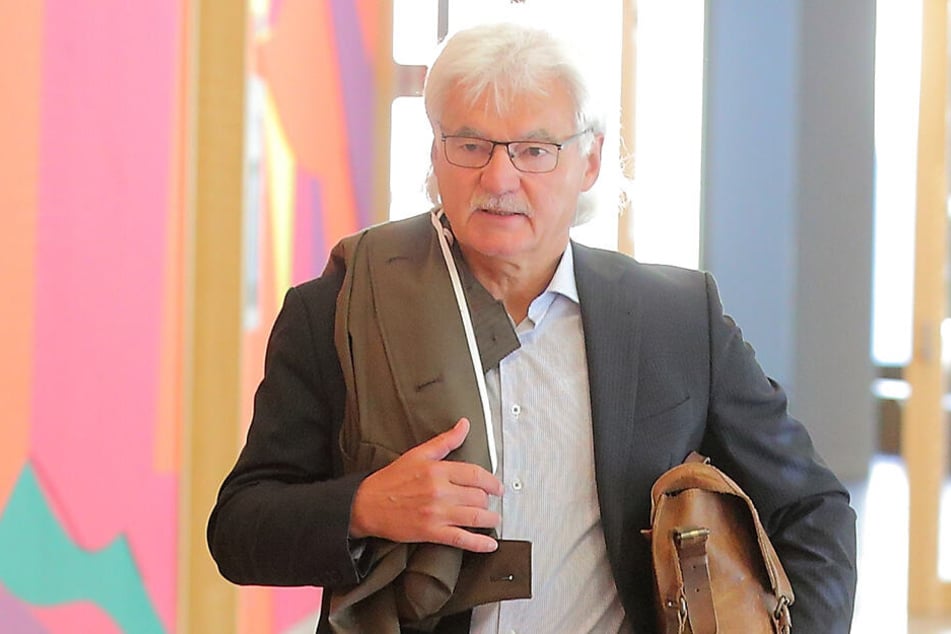 Jugendamtsleiter Claus Lippmann (65) auf dem Weg zum Gerichtssaal.