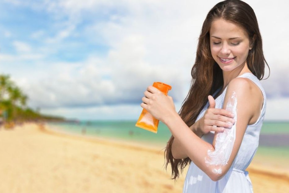 Besonders Menschen mit heller Haut brauchen am Strand Sonnencreme.