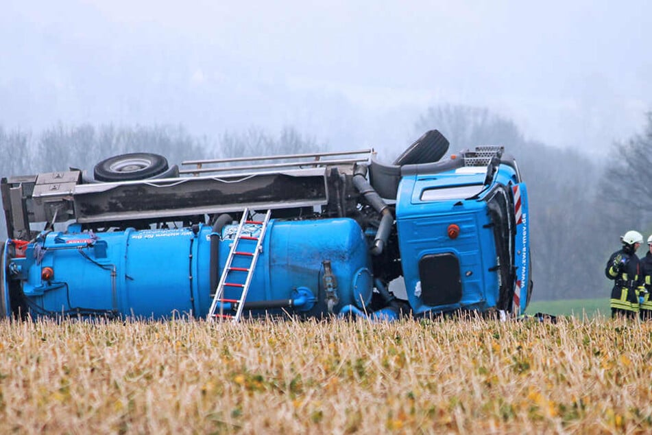 Der Laster blieb nach dem Unfall in Oberlichtenau im Straßengraben liegen.