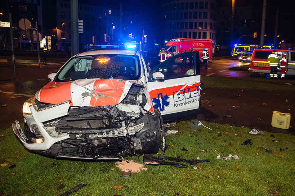 Das Einsatzfahrzeug des Rettungsdienstes ist komplett zerstört.