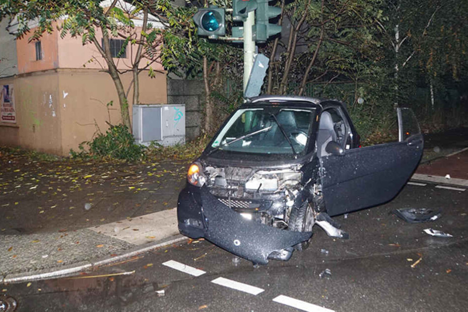 Der Smart wurde durch die Wucht des Aufpralls gegen die Ampel geschleudert. Passanten kamen nicht zu Schaden.