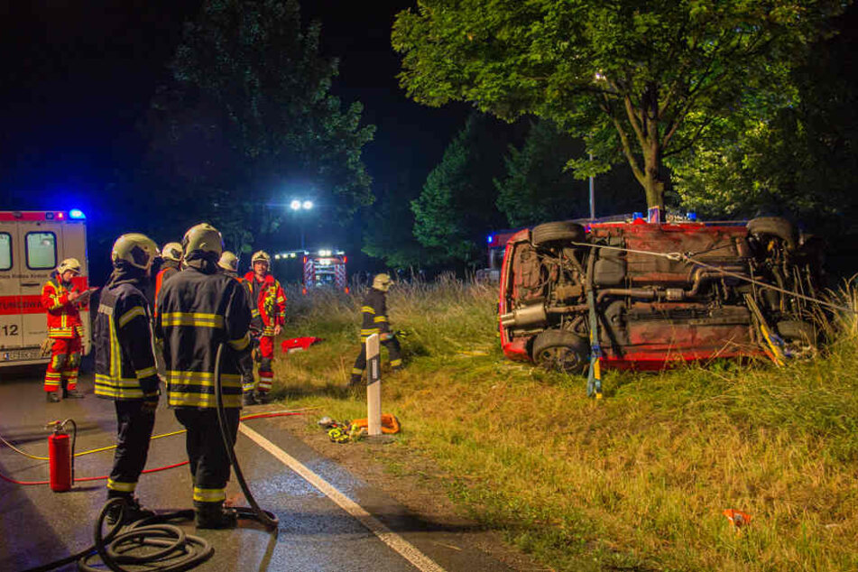 Der BMW krachte an einen Baum.
