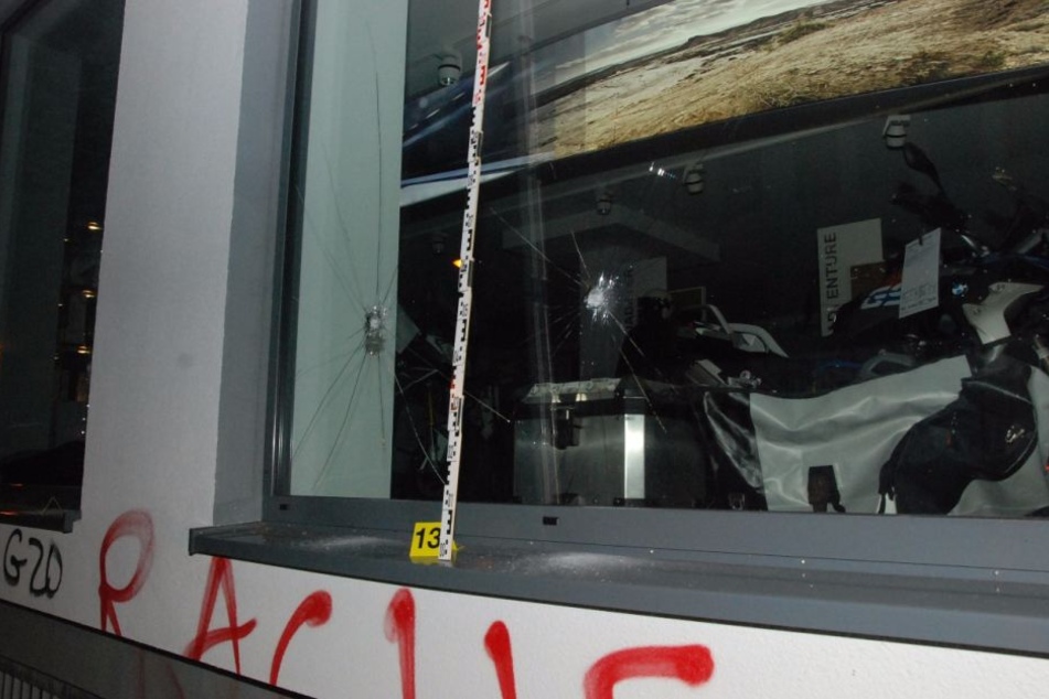 Die Unbekannten beschädigten die Schaufenster und beschmierten die Fassaden des Autohauses.