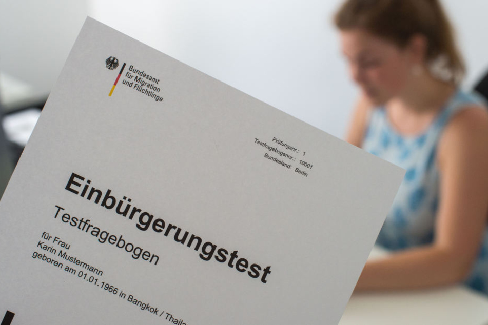 Der Einbürgerungstest umfasst 33 Fragen, von denen 17 richtig beantwortet werden müssen.