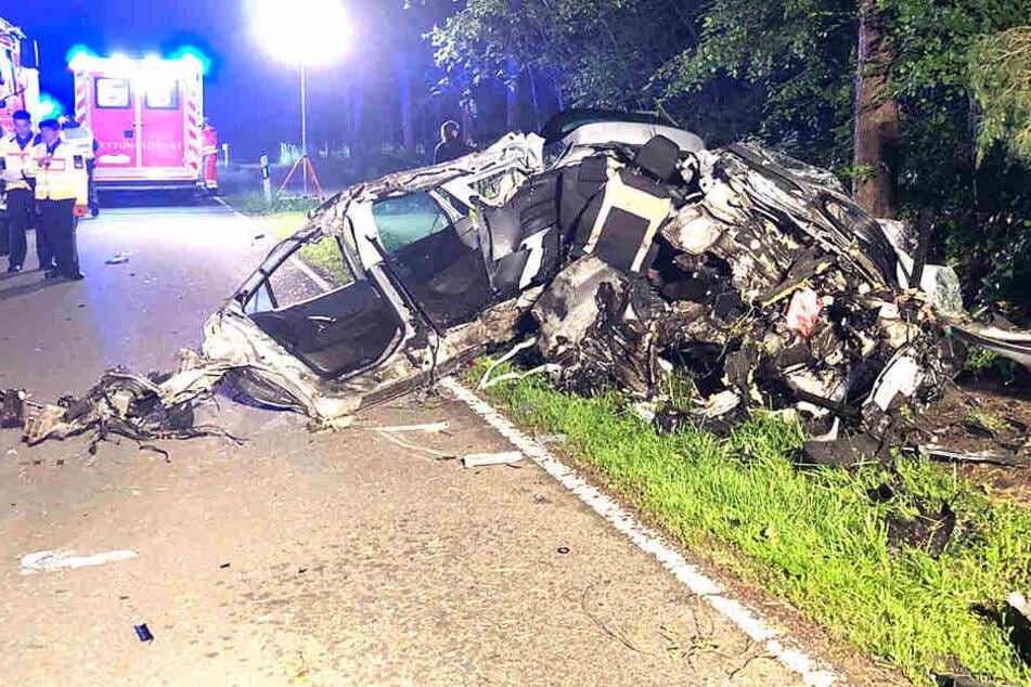 Das Auto wickelte sich einmal komplett um den Baum. Der Fahrer war sofort tot.