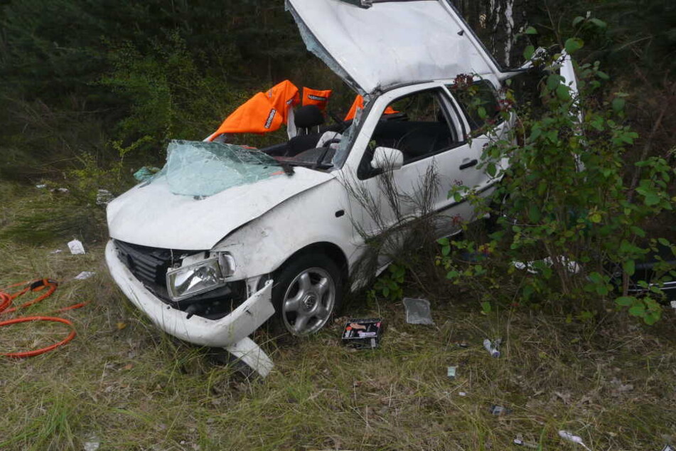 Der VW Polo wurde auf der A2 bei Burg (Sachsen-Anhalt) gerammt und hatte sich mehrfach überschlagen. Der Verursacher flüchtete.