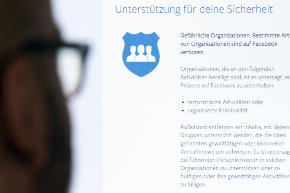 Die Mitarbeiter durchforsten täglich Facebook-Einträge nach regelwidrigen Inhalten.