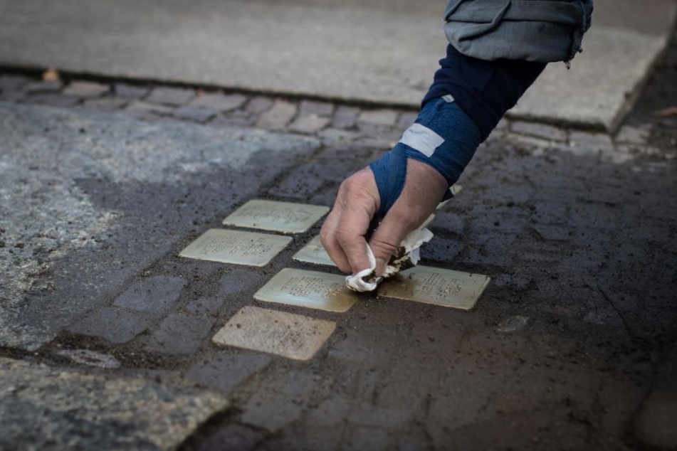 In der Funkenbergstraße erinnern acht neue Stolpersteine an das Schicksal der jüdischen Familie Rosenzweig.
