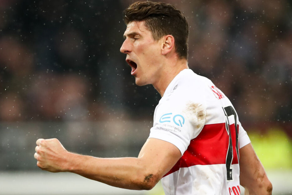 FC St. Pauli - VfB Stuttgart im Stadion am Millerntor. Stuttgarts Mario Gomez feiert sein Tor zum 1:1.
