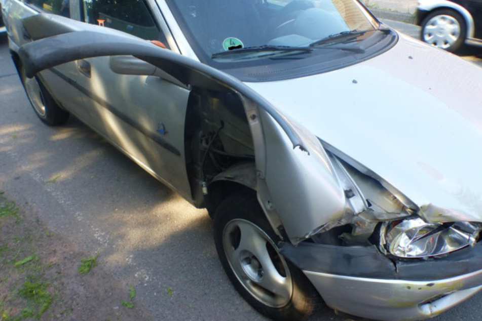 Bei dem Aufprall wurde der Corsa stark beschädigt.