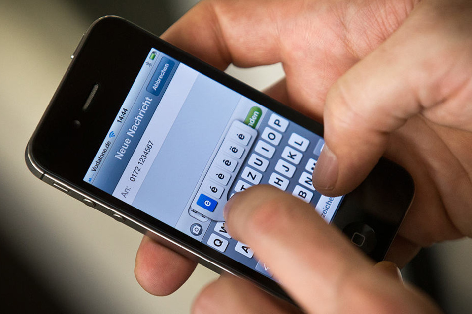 Eine SMS wurde zum Beginn einer romantischen Freundschaft zwischen einem 27-Jährigen und einer älteren Dame (Symbolbild)