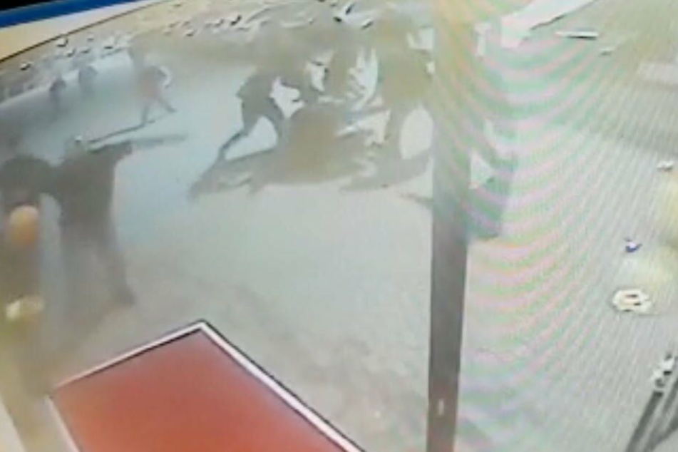 Die Männer prügelten wie wild auf einen der Türsteher ein.