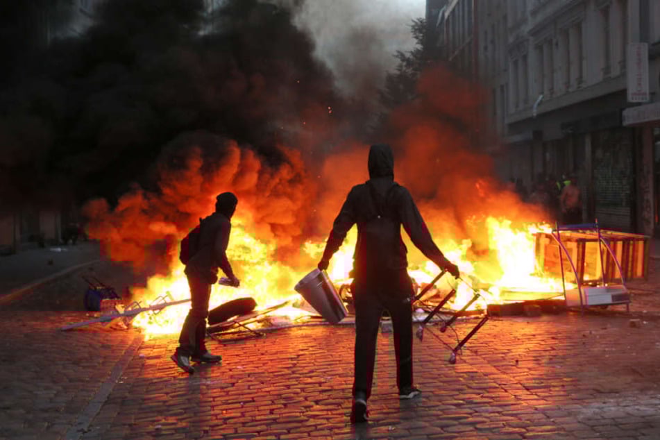 Während des G20-Gipfels errichten Gegner brennende Straßenbarrikaden.