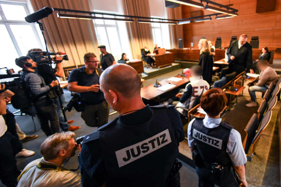 Das Urteil für die Mutter (rechts im Bild) und ihren Lebensgefährten (mittig, helle Weste) steht nun aus. Die beiden wurden zu langen Haftstrafen verurteilt.