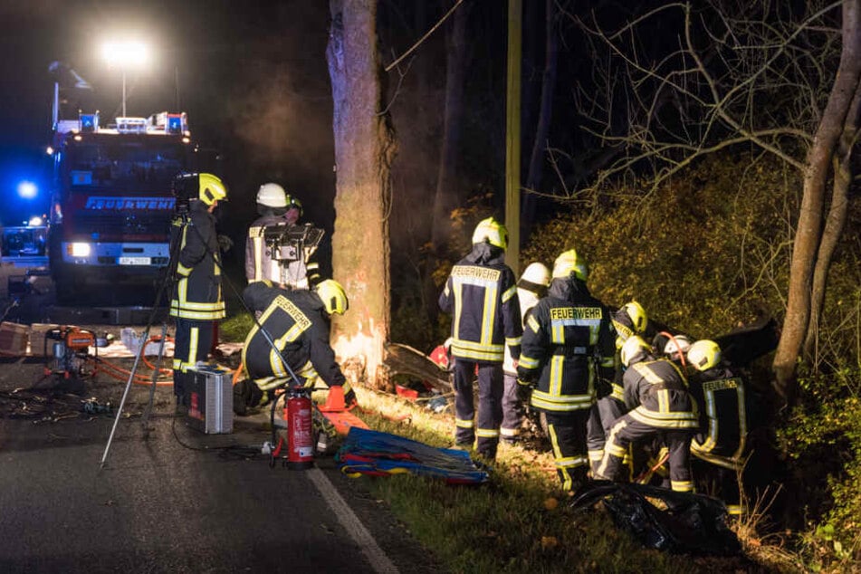 Die Feuerwehr befreite den Unfallfahrer aus seinem Fahrzeug.