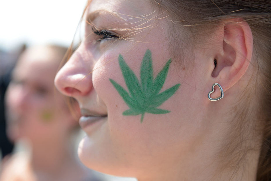 Immer mehr Menschen machen sich stark für die Legalisierung von Cannabis. 2019 darf es auch in Deutschland angepflanzt werden. (Symbolbild)