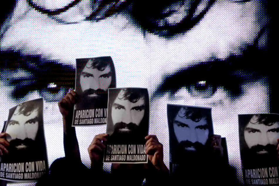 Demonstranten halten Anfang September Plakate mit dem Konterfei des damals vermissten Menschenrechtsaktivisten Santiago Maldonado bei einer Protestaktion hoch.