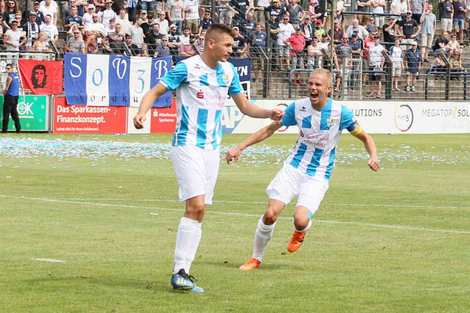 Der Treffer zum 0:1 durch Daniel Frahn (l.) per Elfmeter und jubelt mit Dennis Grote (r.).